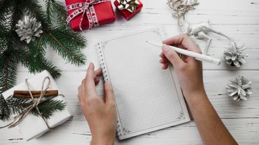 mujer escribiendo carta de agradecimiento como ritual de cierre de año en casa.