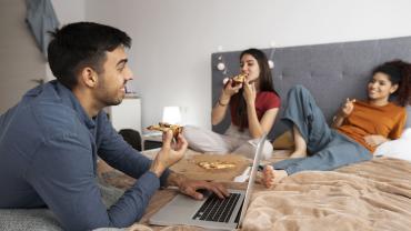 compañeros de cuarto compartiendo luego de decidir si vivir solo o con roomies