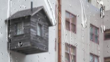 vivienda expuesta a lluvia intensa al cuidar la casa en temporada de lluvias