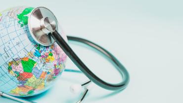 estetoscopio en un mapa del mundo representando el turismo médico en Medellín