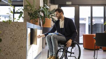  Hombre en silla de ruedas usando rampa con diseño arquitectónico para personas con movilidad reducida