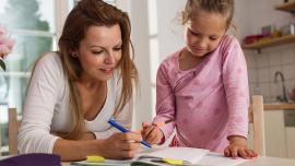 mamá e hija escribiendo sus propósitos para el mapa de sueños