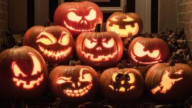 Decora tu puerta o fachada en Halloween con ideas económicas: coronas, arañas gigantes y espantapájaros. ¡Crea un ambiente festivo!