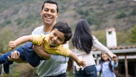  Familia disfrutando al aire libre en su vivienda en zona rural