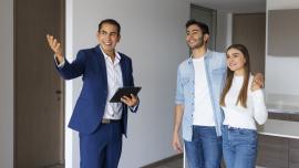asesor mostrando a pareja opciones de arriendo de viviendas amobladas