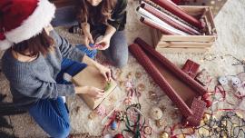 mamá e hija buscando ideas creativas para envolver regalos.