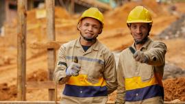 Hombres positivos expresan gratitud por coninsa en el 2023.
