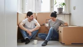 Pareja contemplando las ventajas de vivir en un sector comercial y residencial. 