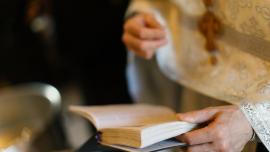  Sacerdote en liturgia, lo que hacen las iglesias en Semana Santa.