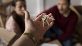 Hombre pensando en comprar vivienda usada para arrendar