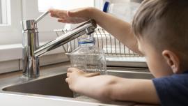 Niño aprendiendo a ahorrar agua en casa