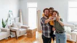 Familia posando feliz con las llaves de su apartamento gracias al subsidio de vivienda Mi Casa Ya.