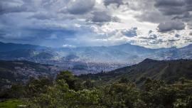 Vista desde las montañas de la ciudad si vas a comprar casa en Medellín