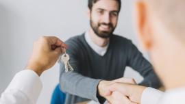  Hombre cerrando venta luego de aprender cómo vender una casa