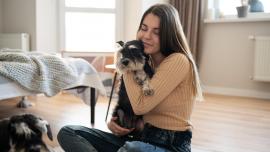 Mujer con mascotas en un apartamento