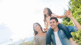 Pareja mirando al horizonte proyectando el año nuevo