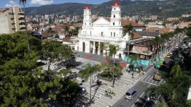mercado inmobiliario en Envigado, vista panorámica del parque principal