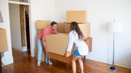 pareja organizando cajas para ahorrar dinero en una mudanza