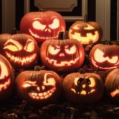 Decora tu puerta o fachada en Halloween con ideas económicas: coronas, arañas gigantes y espantapájaros. ¡Crea un ambiente festivo!