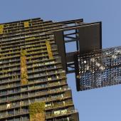 Edificio residencial en Sidney destacando el diseño de edificios resilientes con jardines verticales y helióstato en voladizo. 