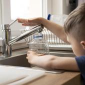 Niño aprendiendo a ahorrar agua en casa
