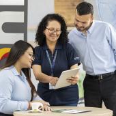 Un hombre y una mujer consultando cómo invertir en Bogotá para comprar vivienda.