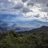 Vista desde las montañas de la ciudad si vas a comprar casa en Medellín