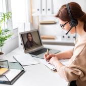 Mujer guiada por el impacto del teletrabajo en el mercado inmobiliario