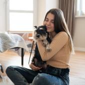 Mujer con mascotas en un apartamento