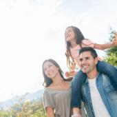 Pareja mirando al horizonte proyectando el año nuevo