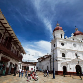 locales de comercio en Rionegro en el parque principal del municipio