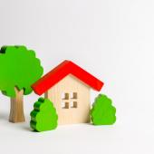  Comprar vivienda en Bogotá con subsidio de oferta preferente. Imagen de referencia con casa de madera pequeña y árboles alrededor.