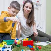 madre e hijo haciendo actividades para niños en casa
