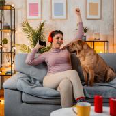 Mujer feliz en su apartamento en arriendo amoblado