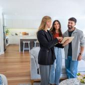 pareja cerrando trato de arrendamiento de su inmueble por contratar a una inmobiliaria