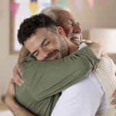 padre e hijo abrazándose gracias a regalos originales para papá por Día del Padre
