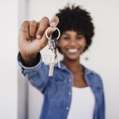 asesora de Coninsa ayudando a encontrar vivienda en diciembre y enero.