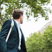 hombre caminando feliz por vivir cerca del trabajo