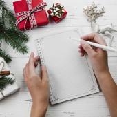  mujer escribiendo carta de agradecimiento como ritual de cierre de año en casa.
