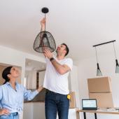 pareja pintando luego de preguntar quién paga los arreglos en un inmueble arrendado