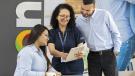 Un hombre y una mujer consultando cómo invertir en Bogotá para comprar vivienda.